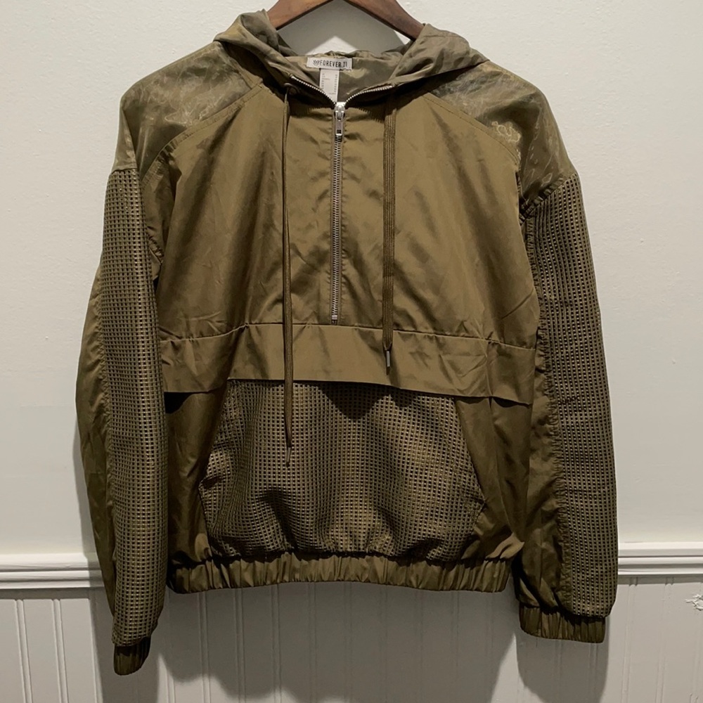 Dark green wind breaker hoodie. Great condition.
